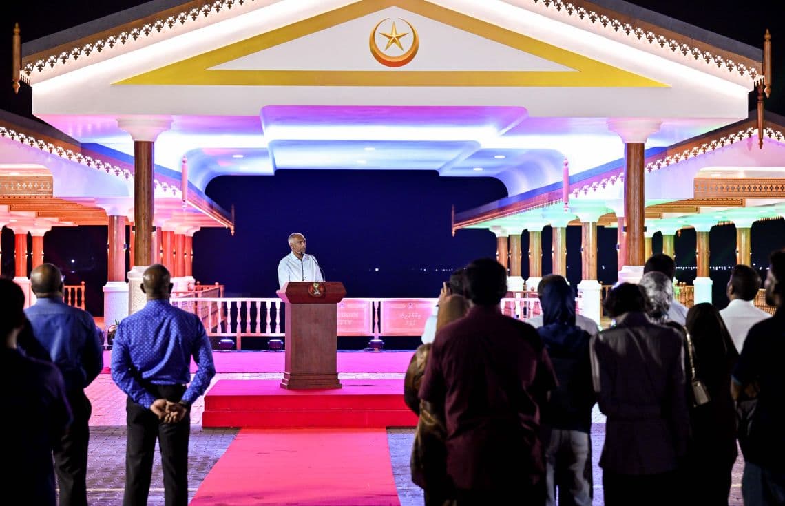 ޢިއްޒުއްދީން ފާލަން އަލުން ތަރައްޤީކޮށް އިފްތިތާޙުކުރެއްވުމަށް ފަހު ރައީސުލްޖުމްހޫރިއްޔާ ވާހަކަފުޅުދައްކަވަނީ. / ފޮޓޯ: ރައީސް އޮފީސް