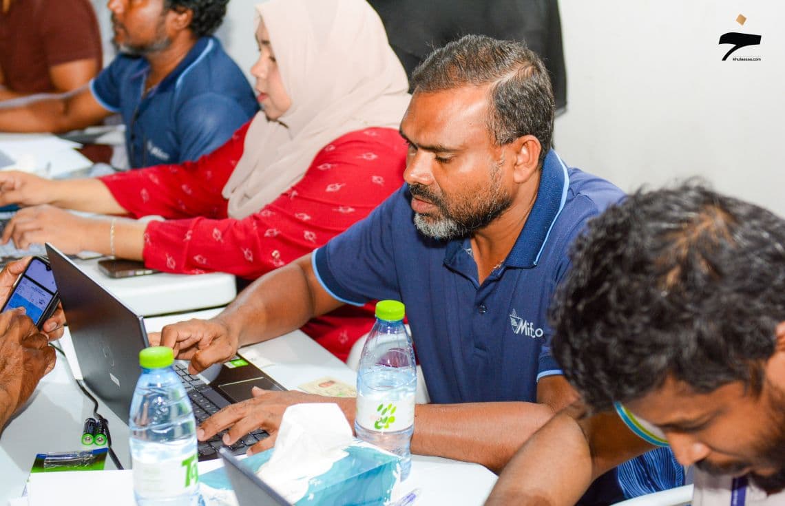 ސަރުކާރުން ހަދިޔާ ކުރާ މަސްދަޅުތައް ކައުންޓަރުތަކުން ދޫކުރަނީ. / ފޮޓޯ: ޚުލާސާ