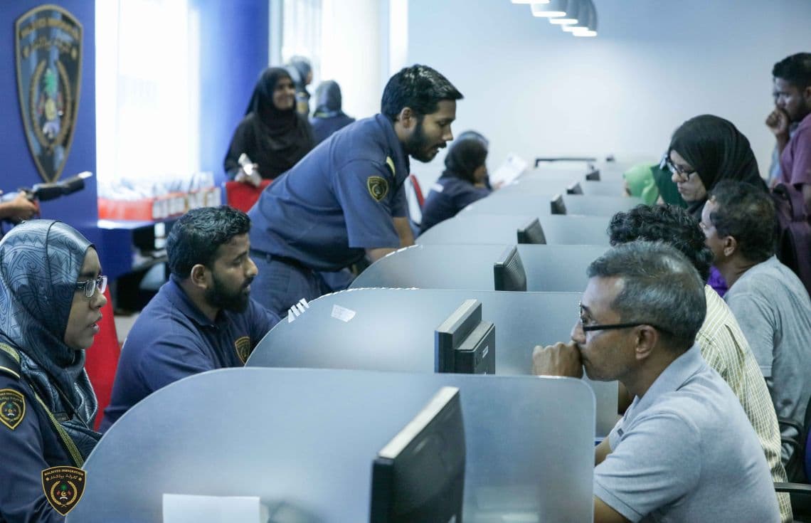 އިމިގްރޭޝަނުގައި ޚިދުމަތްތަކެއް ހޯދަން ބަޔަކު މަޑުކޮށްގެން: މި ރޯދަމަހު ވިސާގެ ޚިދުމަތް ދޭނީ ފުރަތަމަ 20 ދުވަހު ކަމަށް އިމިގްރޭޝަނުން ބުނޭ.
ފޮޓޯ: މޯލްޑިވްސް އިމިގްރޭޝަން