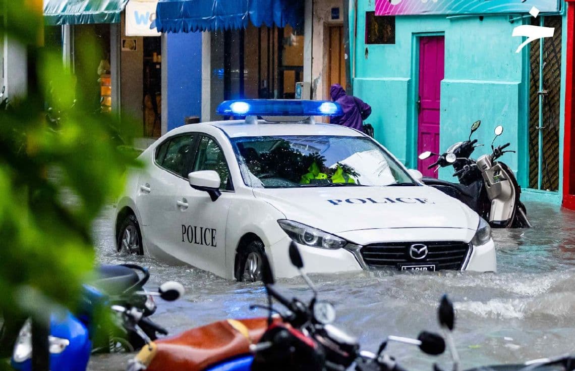 ޢާންމުންގެ ޙާލަތު ވަޒަން ކުރުމަށް ޕޮލިސް ކާރެއް މާލޭގެ ފެން ބޮޑުވެފައިވާ މަގުމަތިން ދަތުރުކުރަމުންދަނީ: ފުލުހުން އެދެނީ ފެން ހިނދެންދެން ބަރު އުޅަނދު ނުދުއްވުމަށް / ފޮޓޯ: ޚުލާޞާ