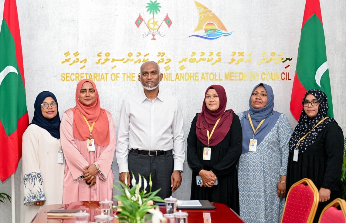 ރައީސުލްޖުމއހޫރިއްޔާ، ދ. މީދޫ އަންހެނުންގެ ތަރައްޤީއަށް މަސައްކަތްކުރާ ކޮމެޓީގެ މެންބަރުންނާއެކު. / ފޮޓޯ: ރައީސް އޮފީސަ