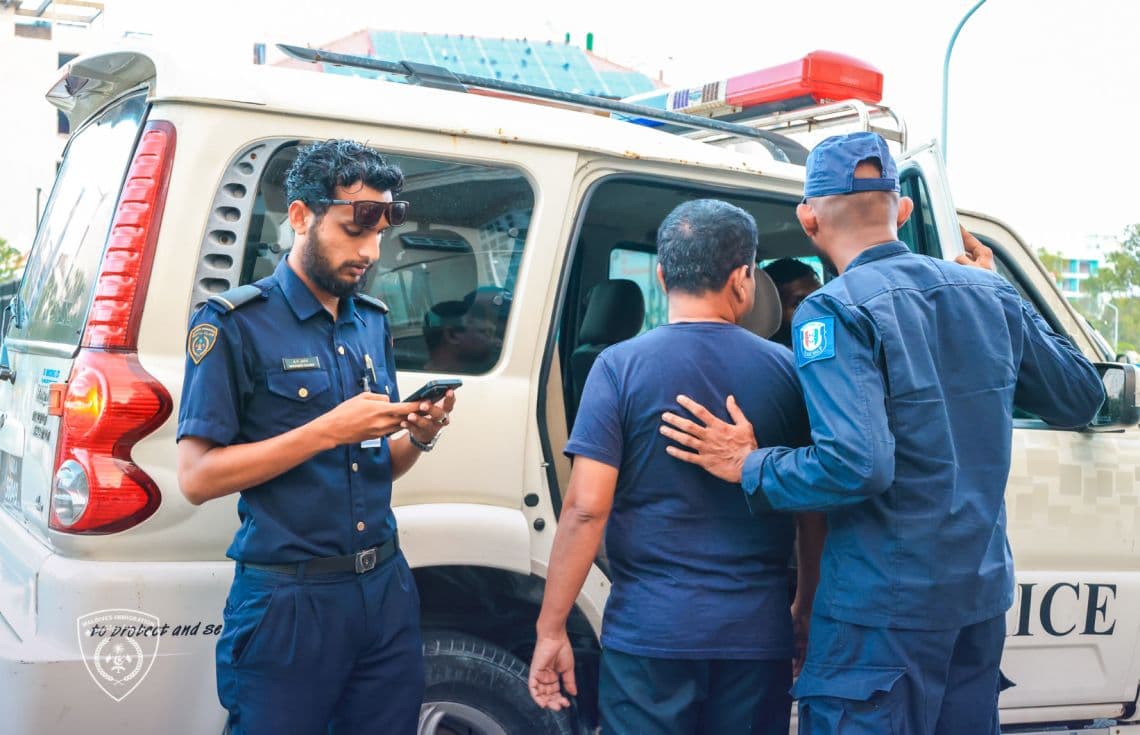 ގަވާއިދާހިލާފަށް ރާއްޖޭގައި އުޅެމުންދާ ބިދޭސީން ހޯދުމަށް ދެމެހެއްޓެނިވި ގޮތެއްގައި
ކުރިއަށްގެންދިޔަ ރެއިޑް އޮޕަރޭޝަނެއްގެ ތެރެއިން/ ފޮޓޯ: އިމިގްރޭޝަން