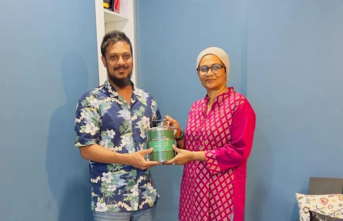 މިނިސްޓަރު މާރިޔާއަށް އެ މިނިސްޓްރީގެ މުވައްޒަފަކު ތަށިބަރިއެއް ދެނީ / ފޮޓޯ: ދަނޑުވެރިކަމާ ބެހޭ މިނިސްޓްރީ