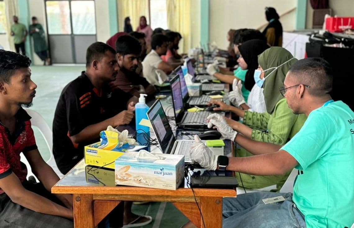 ބިދޭސީންގެ ބަޔޯމެޓްރިކްސް ނަގަނީ. / ފޮޓޯ: ހޯމް މިނިސްޓްރީ