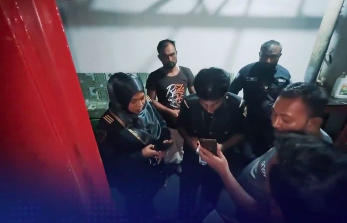 އިމިގްރޭޝަން އޮފިސަރުން މާލޭގައި ބިދޭސީންގެ ބަޔަކު ކާބޯތަކެތި ޑެލިވަރީ ކުރާ ގެއެއް ބަލައި ފާސްކުރަނީ / ފޮޓޯ: އިމިގްރޭޝަން