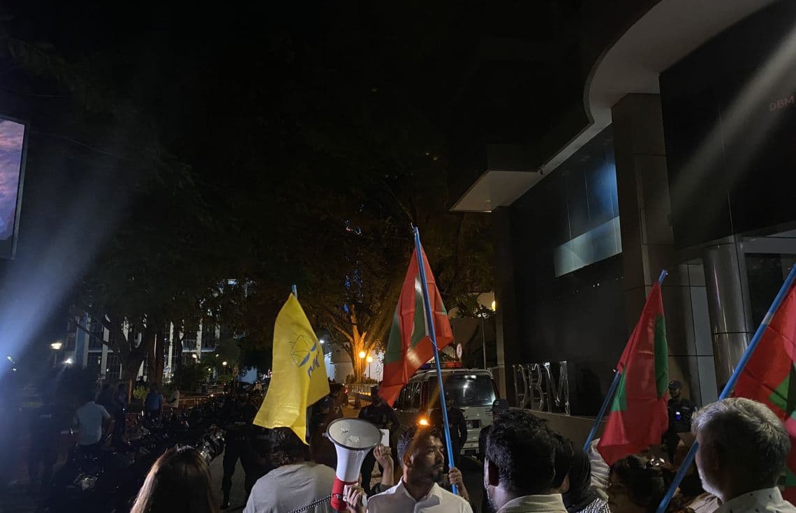އެމްޑީޕީން މިރޭ ބޭއްވި މުޒާހަރާ ތެރޭގައި ކުރީގެ ދިއްދޫ ދާއިރާގެ މެންބަރު އަޑުގަދަކުރާއެއް ހިފައިގެން ހުރިއިރު ފަހަތުގައި ފުލުހުން: އެމްޑީޕީން ހަމަނުޖެހުން ހިންގަން އުޅުމުން ފުލުހުން އެ ފުރުޞަތެއް ނުދިން.