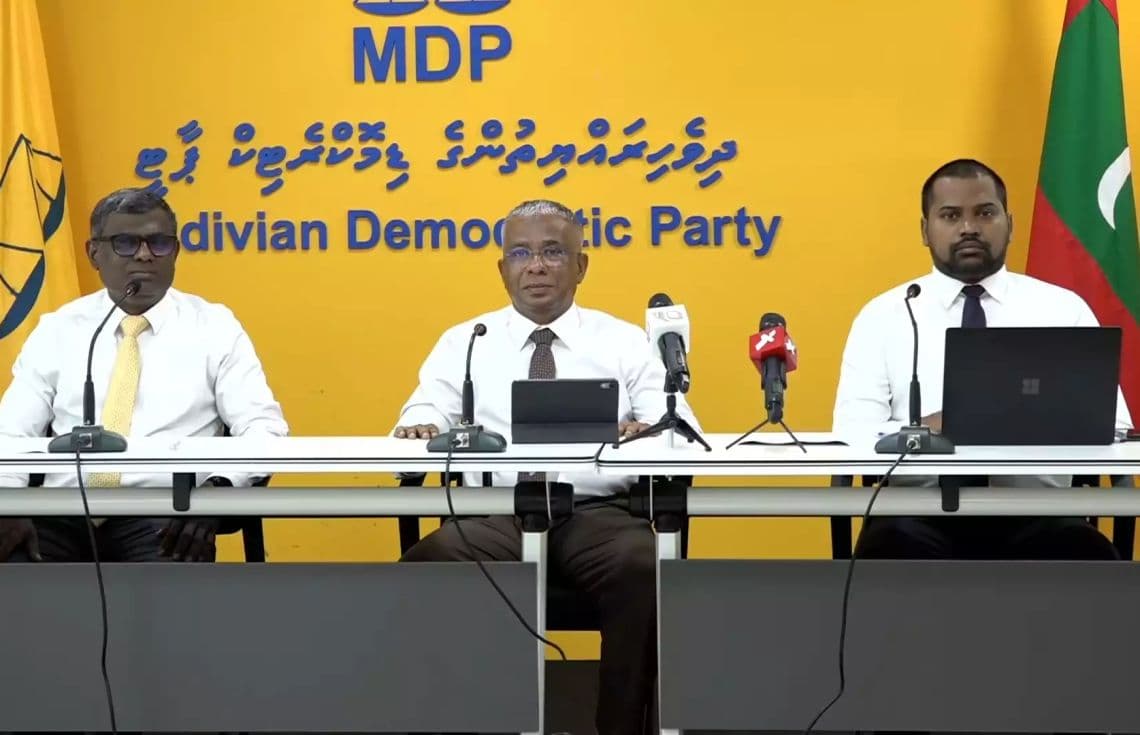 އިއްޔެ އެމްޑީޕީން ބޭއްވި ނޫސްވެރިންގެ ބައްދަލުވުމުގައި އަކްރަމް ކަމާލުއްދީން (މ) އާއި އެ ޕާޓީގެ ޗެއާޕާސަންގެ ނައިބު އިބްރާހިމް ވަހީދު (ވ): ދޮގު ހަދައި އޮޅުވާލަމުންދާއިރު މިއީ މާތްވެގެންވާ ރަމަޟާން މަސް! އެކަން އަނދާން ކުރަން އެބަ ޖެހޭ.