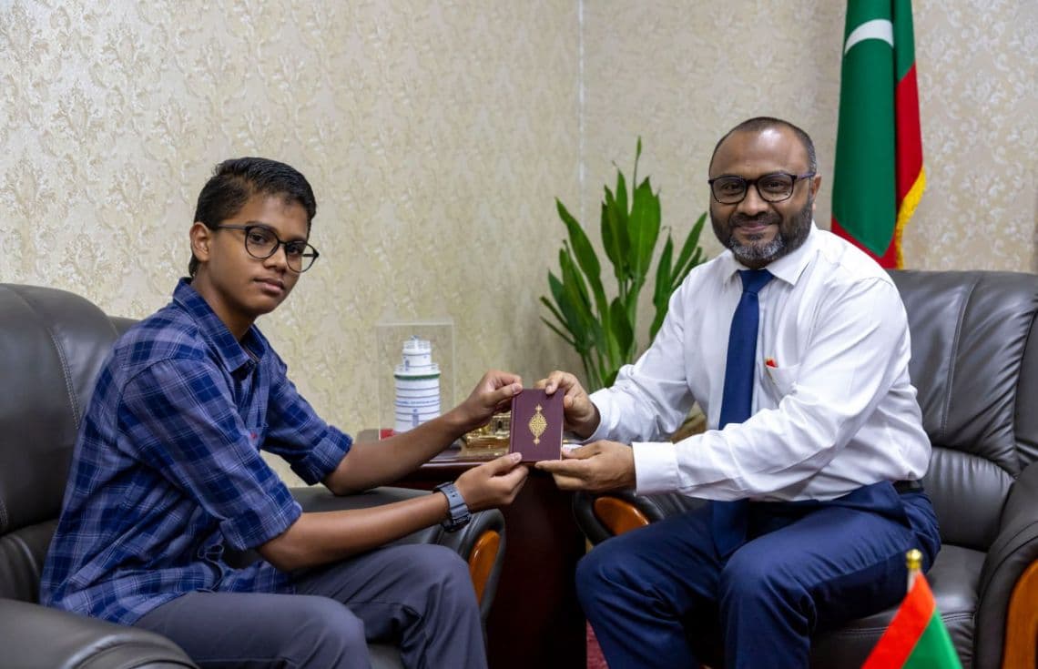 ވަޒީރު ޝަހީމް، ޙާފިޡްކަމުގެ އިމްތިޙާން ނިންމައި މަތީ ކާމިޔާބެއް ހޯދި ދަރިވަރު ޢަބްދު ﷲ އަޙްސަން ސަޢީދު އާއެކު. / ފޮޓޯ: ވުޒާރާ