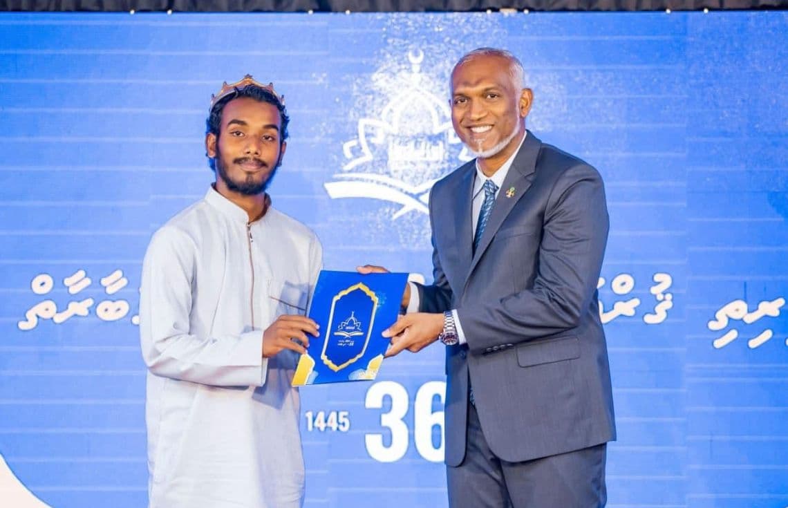 ރައީސް ޑރ މުޢިއްޒުގެ އަތްޕުޅުން އަލްހާފިޒް އަޒިން މުޙައްމަދަށް ސެޓްފިކެޓް ދެއްވަނީ. ހާފިޒުން ދަސްވެނިވުމަށް ހާއްސަކޮށްގެން ރާއްޖޭގައި ބާއްވާ ފުރަތަމަ ހަފްލާ މިމަހު 27 ވިލޭރޭ އޮންނާނެ.