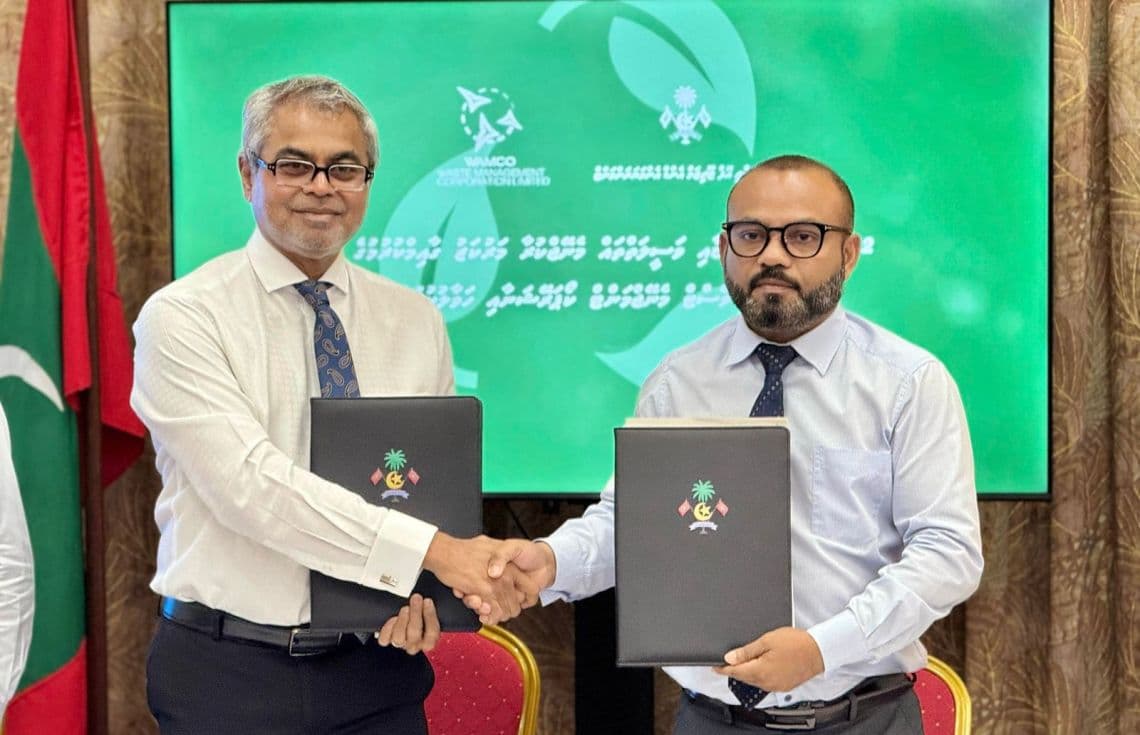 32 ރަށެއްގެ ކުނި ކޮށި އެޅުމަށް ވެމްކޯއާ ހަވާލުކުރުން. / ފޮޓޯ: ފަތުރުވެރިކަމާއި ތިމާވެއްޓާއި ބެހޭ ވުޒާރާ