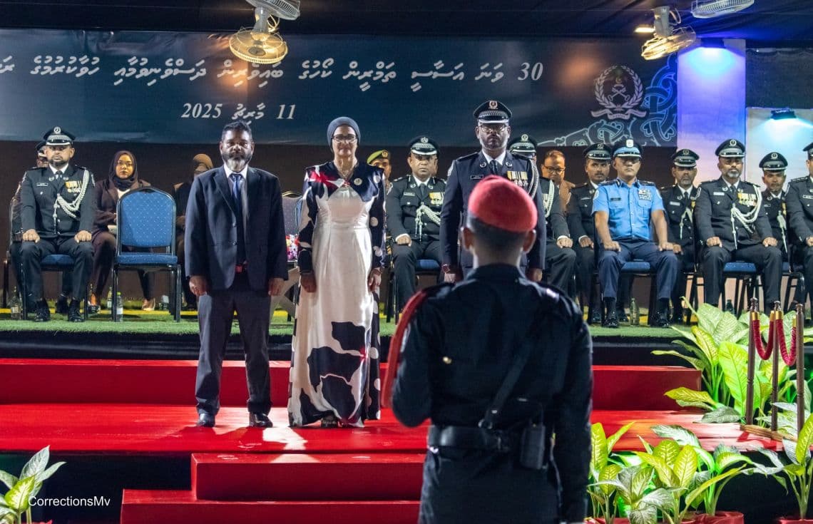 ކަރެކްޝަންސްގެ 30 ވަނަ އަސާސީ ތަމްރީން ކޯހުގެ ދަސްވެނިވުމުގެ ރަސްމިއްޔާތު ވަޒީރު ޑރ. މަރްޔަމް މާރިޔާ ޝަރަފުވެރިކޮށްދެއްވުން. / ފޮޓޯ: ކަރެކްޝަންސް