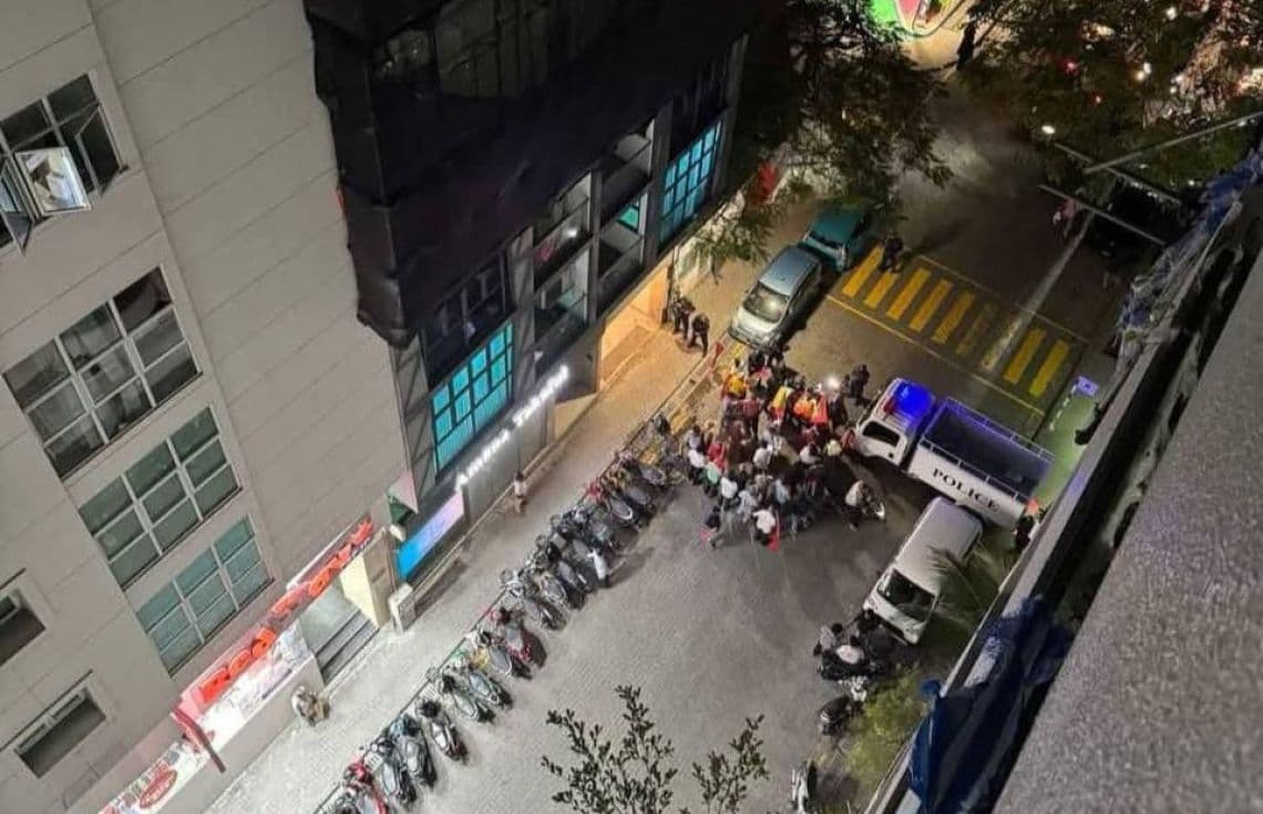 ރޭ އެމްޑީޕީން ބޭއްވި މުޒާހަރާގެތެރެއިން: އެމްޑީޕީ އާއިއެކު ޤައުމުގެ އިޖްތިމާޢީ ފޭރާން ހަލާކުކޮށް ރޯދަމަހު އަޅުކަން ކުރުމަށް ހުރަސް އަޅަން މަގުމައްޗަށް ނުކުންނަން ގިނަ މީހުން މިހާރު ބޭނުމެއް ނުވޭ. ރޭ ވެސް ނުކުތީ ވިއްސަކަށް މީހުން.