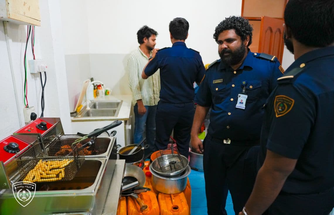 ކާބޯތަކެތީގެ ވިޔަފާރިކުރަމުންދިޔަ 3 ބިދޭސީއަކު މޯލްޑިވްސް އިމިގްރޭޝަނުން ހައްޔަރުކުރުމުގެ އޮޕަރޭޝަން ތެރެއިން/ ފޮޓޯ: އިމިގްރޭޝަން