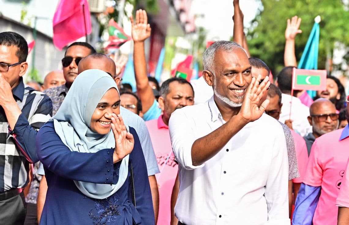 2023 ސެޕްޓެންބަރު 30 ވަނަ ދުވަހު ހަވީރު މާލޭގައި ބޭއްވި ހިނގާލުމުގެތެރެއިން ރައީސް މުޢިއްޒު އާއި އަނބިކަނބަލުން: މިއަދު އެމަނިކުފާނުގެ ޢާއިލާއިން ނޫސްވެރިންނާއި ބައްދަލުލުރައްވާނެ ކަމަށް ޚަބަރު ލިބޭ.