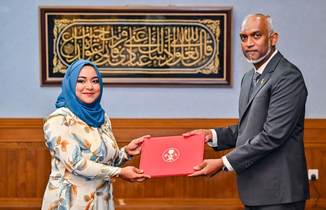 ވަޒީފާއާބެހޭ ޓްރައިބިއުނަލްގެ މެންބަރުކަމަށް ޙިކުމާ އަޙްމަދު ނިޒާރު އައްޔަންކުރުން/ ފޮޓޯ: ރައީސް އޮފީސް