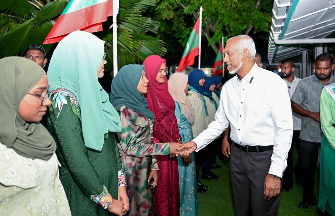 ރައީސުލްޖުމްހޫރިއްޔާ ދ. މީދޫ އަށް ވަޑައިގެން އެރަށު ރައްޔިތުންނާއި ބައްދަލުކުރެއްވުމުގެތެރެއިން: މިހާރު ރައީސާއި ސުވާލުކުރެއްވުމަށް މާފަސޭހަ ގޮތެއް ވަނީ ތަޢާރަފް ކޮށްފައި. ޖެހޭނީ ވީޑިއޯއެއް ފޮނުވާލަން / ފޮޓޯ: ރައީސް އޮފީސް