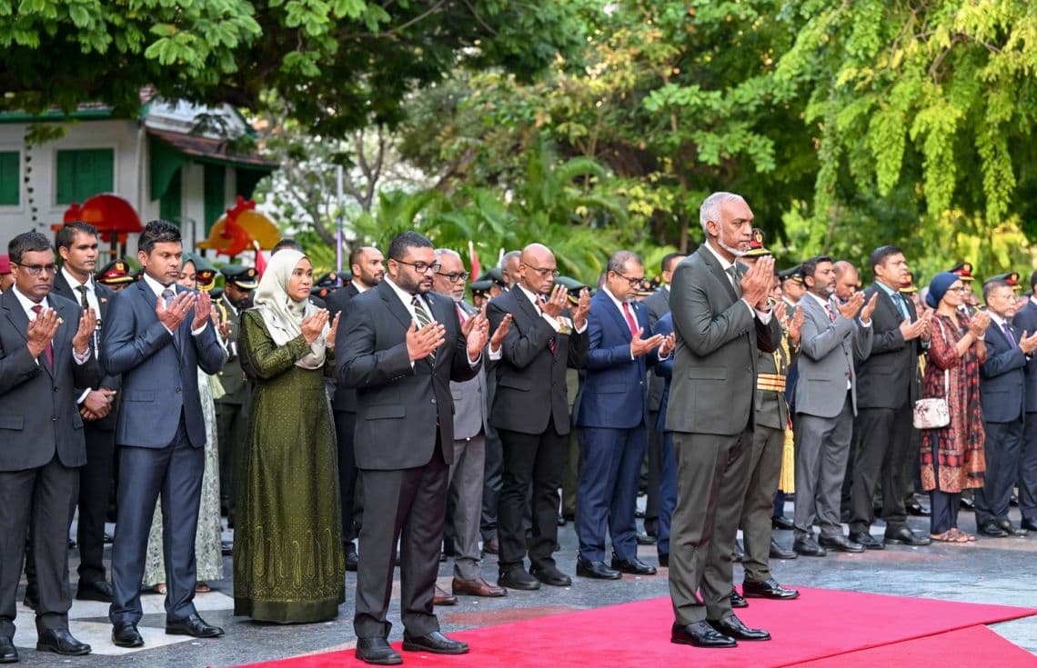 36 ވަނަ ނަޞްރުގެ ދުވަހުގެ މުނާސަބަތުގައި ތިނެއް ނޮވެންބަރުގެ ހަނދާނީ ބިނާގައި ދިދަ ޖެހުމާއި، ގާޑު މައުންޓް ކުރުމުގެ ރަސްމިއްޔާތުގެ ތެރެއިން (03 ނޮވެންބަރު 2024). ޝަހީދުންގެ ޢާއިލާތަކަށް ކޮންމެ މަހަކު އިނާޔަތް ދިނުމަށް ރައީސް ޑރ. މުޢިއްޒު ވަނީ ނިންމަވާފަ.