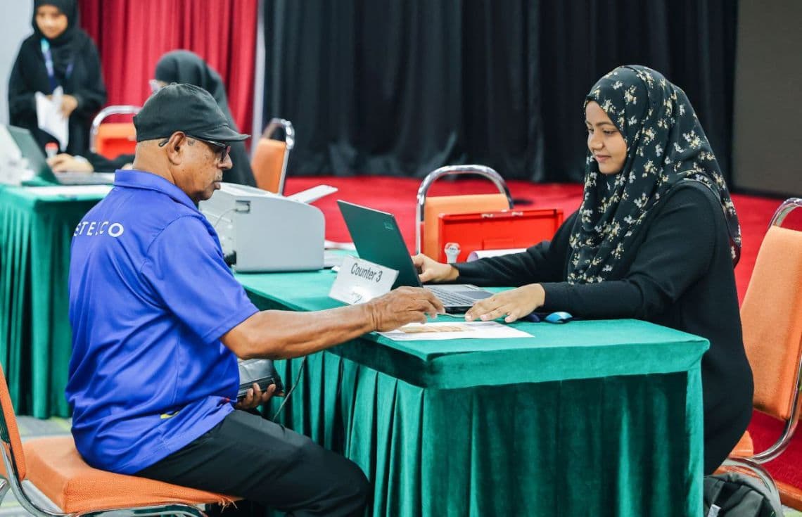 ފިޠުރު ޒަކާތް ބަލައިގަތުން. / ފޮޓޯ: އިސްލާމީ ކަންތައްތަކާ ބެހޭ ވުޒާރާ