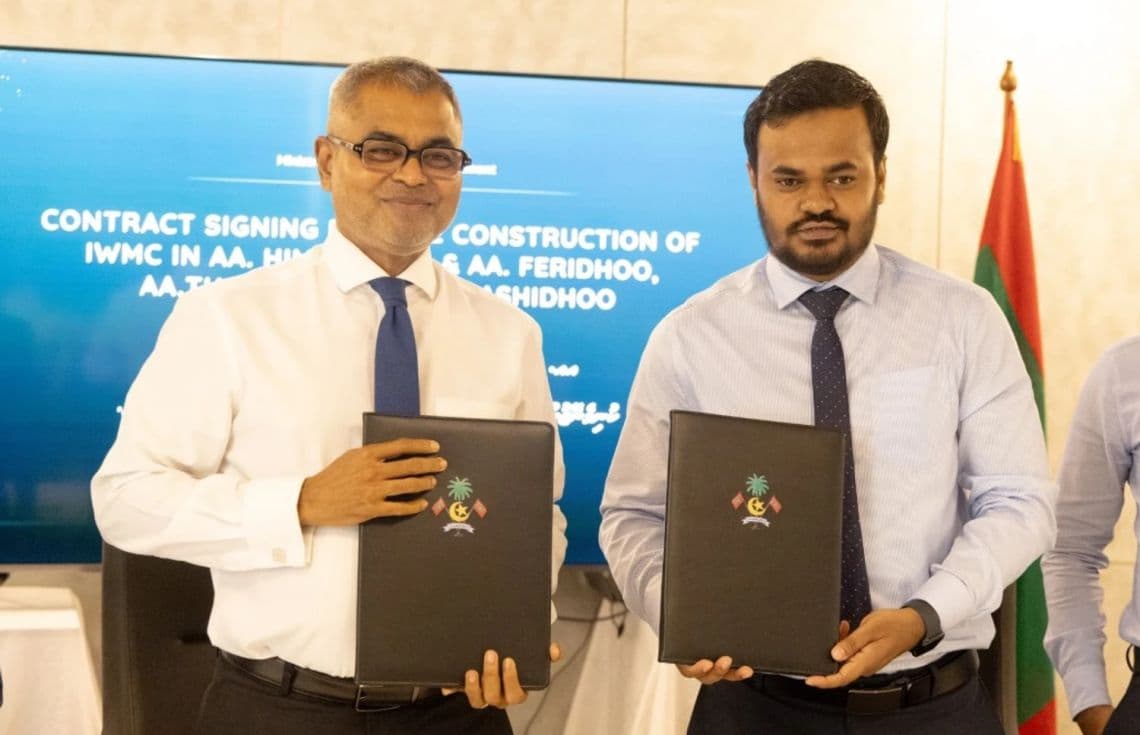 ކުނި މެނޭޖުކުރާ މަރުކަޒުތަކުގެ އެއްބަސްވުމުގައި ސޮއިކުރުމުގެ ރަަސްމިއްޔާތު / ފޮޓޯ: ތިމާވެއްޓާ ބެހޭ މިނިސްޓްރީ