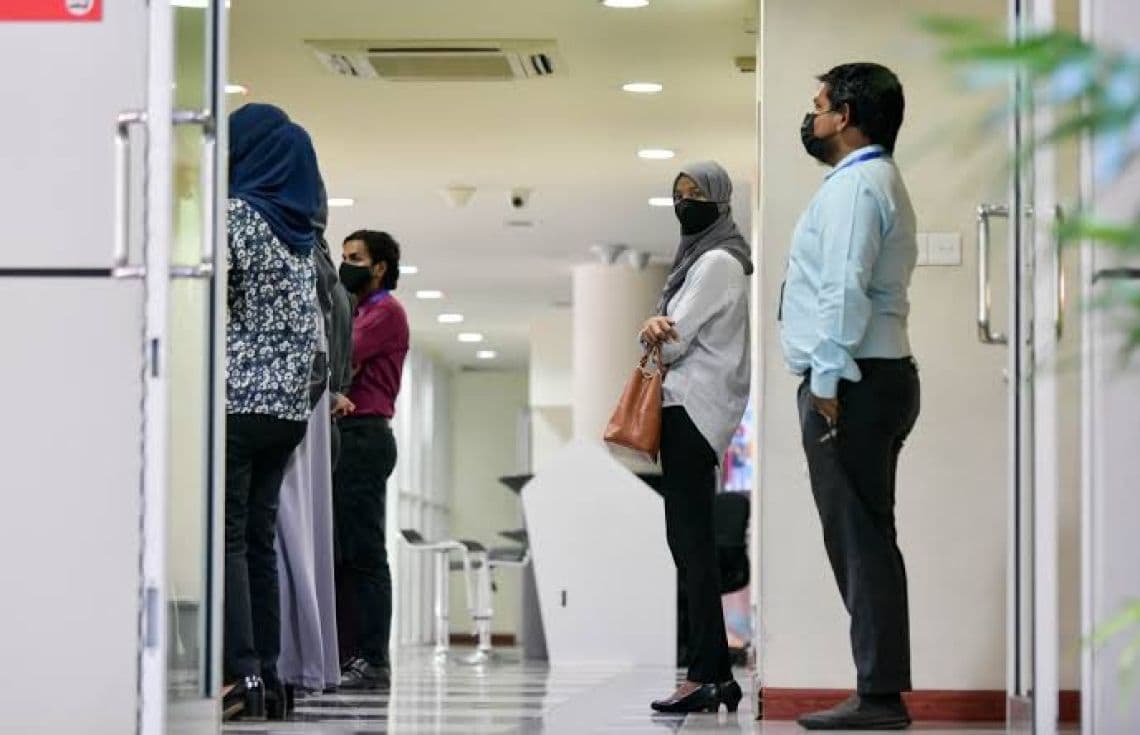 ވެލާނާގެ ލިފްޓް ކައިރީގައި މުވައްޒަފުންތަކެއް މަޑުކޮށްލައިގެން: ރޯދަމަހު ފަހު 10 ގައި ވަޒީގާއަށް ނުކުންނަ ފަރާތްތަކަށް އިނާޔަތް ލިބޭނެ.