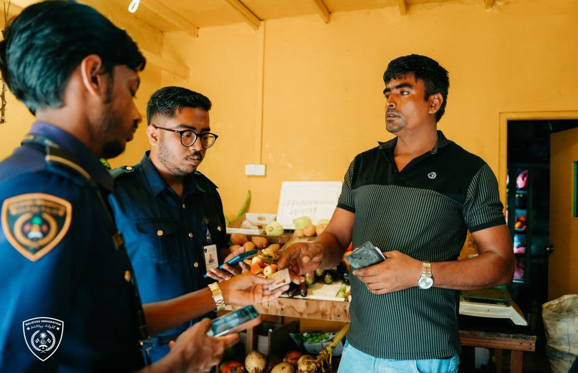 އިމިގްރޭޝަންގެ އޮފިސަރުންތަކެއް ހިންގި އޮޕަރޭޝަނެއްގެތެރެއިން: ބައެއް އިދާރާތަކުގައި އުޅޭ މުވައްޒަފުން ބިދޭސީންގެ އަތުން ނުޙައްޤު ފައިސާ ހޯދާ ކަމަށް މީހުން ތުހުމަތުކުރޭ / ފޮޓޯ: އިމިގްރޭޝަން.