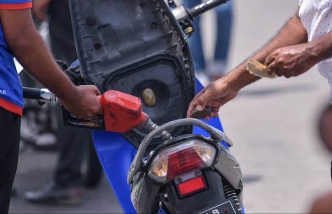 ސައިކަލަކަށް ޕެޓްރޯލް އަޅަނީ: އެސްޓީއޯއިން ވަނީ ޕެޓްރޯލްގެ އަގު ލީޓަރަކުން 48 ލާރި ހެޔޮކޮށްފަ.