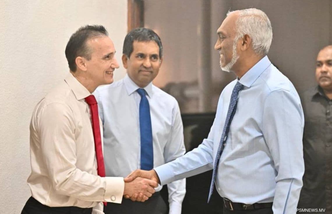 ޑިވެލޮޕްމަންޓް ބޭންކް އޮފް މޯލްޑިވްސް ލިމިޓެޑްގެ ސީއީއޯ ނޮއެލް ގްރެގަރ ޕެޓަރސަން-ޖޯންސް ރައީސްއާއިއެކު/ ފޮޓޯ: ރައީސް އޮފީސް