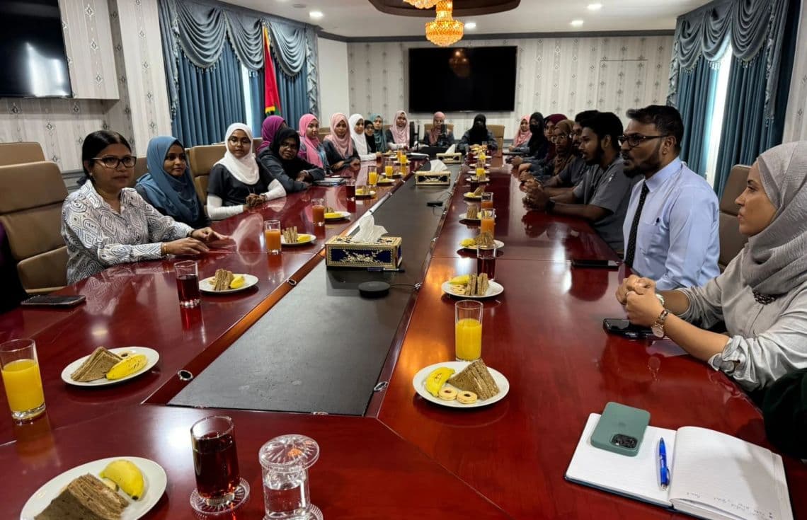 ހެލްތު މިނިސްޓްރީން މެޑިސިން ކިޔަވާ ދަރިވަރުންނާ އެކު ބޭއްވި ބައްދަލުވުމެއް. / ފޮޓޯ: ހެލްތު މިނިސްޓްރީ