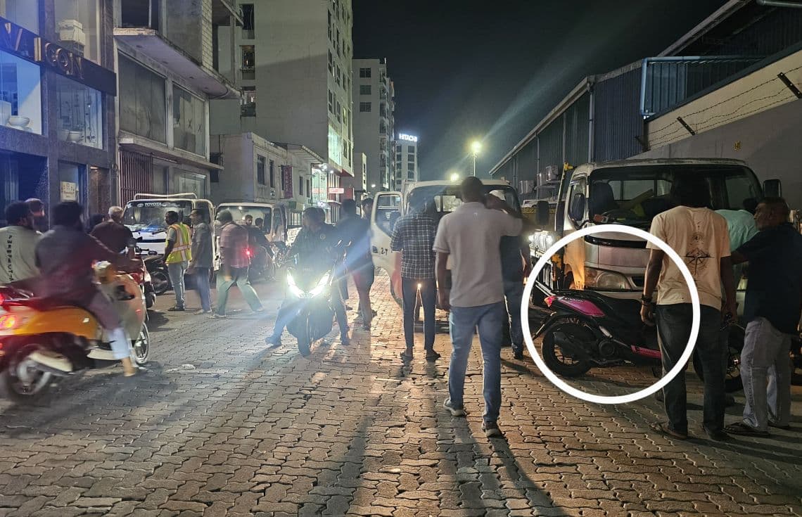 ދެ ސައިކަލު އެކްސިޑެންޓުވުމުން ސައިކަލު ނަގަން އުޅުމުގެ ތެރޭގައި ޕިކަޕުތަކަކަށް އަރައި ދެވަނަ އެކްސިޑެންޓެއް ހިނގައިފި