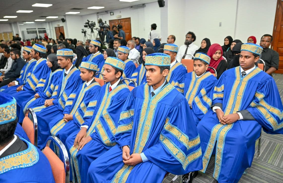 ރާއްޖޭގައި ފުރަތަމަ ފަހަރަށް ބޭއްވި ހާފިޒުން ދަސްވެނިވުމުގެ ހަފްލާގައި ބައެއް ހާފިޒުން: ސަރުކާރުގެ އަމާޒަކީ ފަސްއަހަރުތެރޭ 1000 ހާފިޒުން އުފެއްދުން. / ފޮޓޯ: އިސްލާމިކް މިނިސްޓްރީ