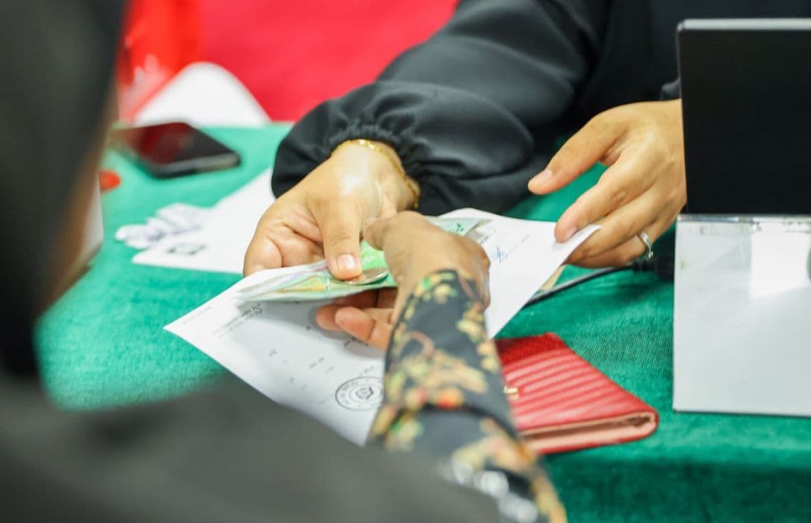ފިޡުރު ޒަކާތް ބަލައިގަތުން. / ފޮޓޯ: އިސްލާމީ ކަންތައްތަކާ ބެހޭ ވުޒާރާ