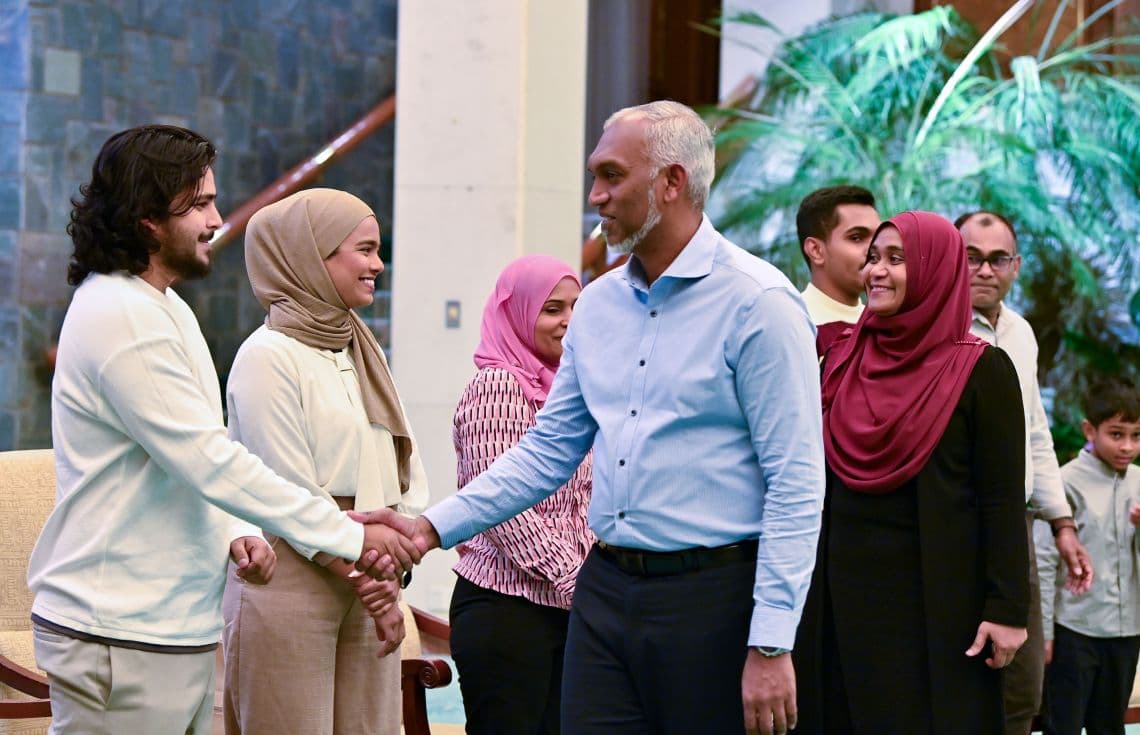 ރައީސުލްޖުމްހޫރިއްޔާ ޗައިނާއަށް ކުރެއްވި ދަތުރުފުޅުގައި ބެއިޖިންގައި ދިރިއުޅޭ ކިޔަވާ ކުދިންނާ ބައްދަލުކުރެއްވުމުގެ ތެރެއިން. / ފޮޓޯ: ރައީސް އޮފީސް