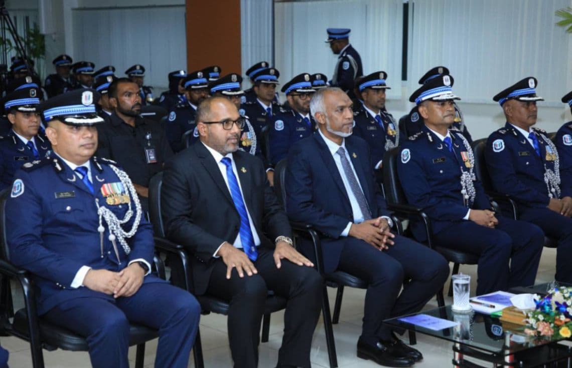 ރައީސުލްޖުމްހޫރިއްޔާ ޑރ. މުޙައްމަދު މުޢިއްޒު ދިވެހި ފުލުހުންނާއި ބައްދަލުކުރެއްވުން. / ފޮޓޯ: ޕީއެސްއެމް.