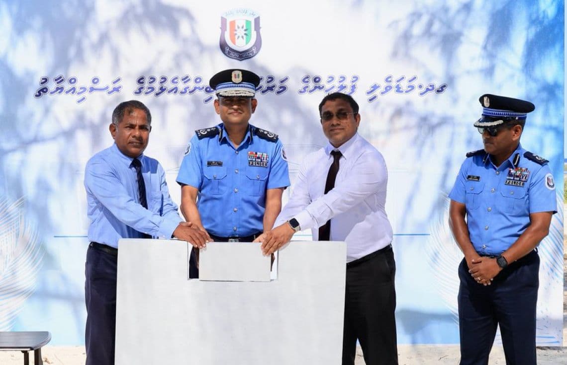 ގދ. މަޑަވެލީގައި ޢިމާރާތްކުރުމަށް ހަމަޖެހިފައިވާ ފުލުހުންގެ މަރުކަޒުގެ ބިންގާ އެޅުން. / ފޮޓޯ: ފުލުހުން