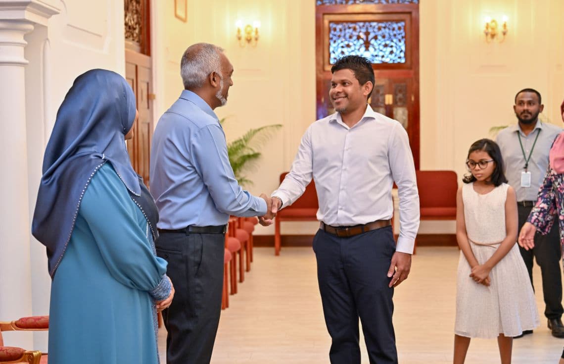 މިއަދު މުލިއާގޭގައި އޮތް ޢީދުސަލާންކުރެއްވުމުގައި ނައިބުރައީސް، ރައީސްއާއި ސަލާންކުރައްވަނީ.