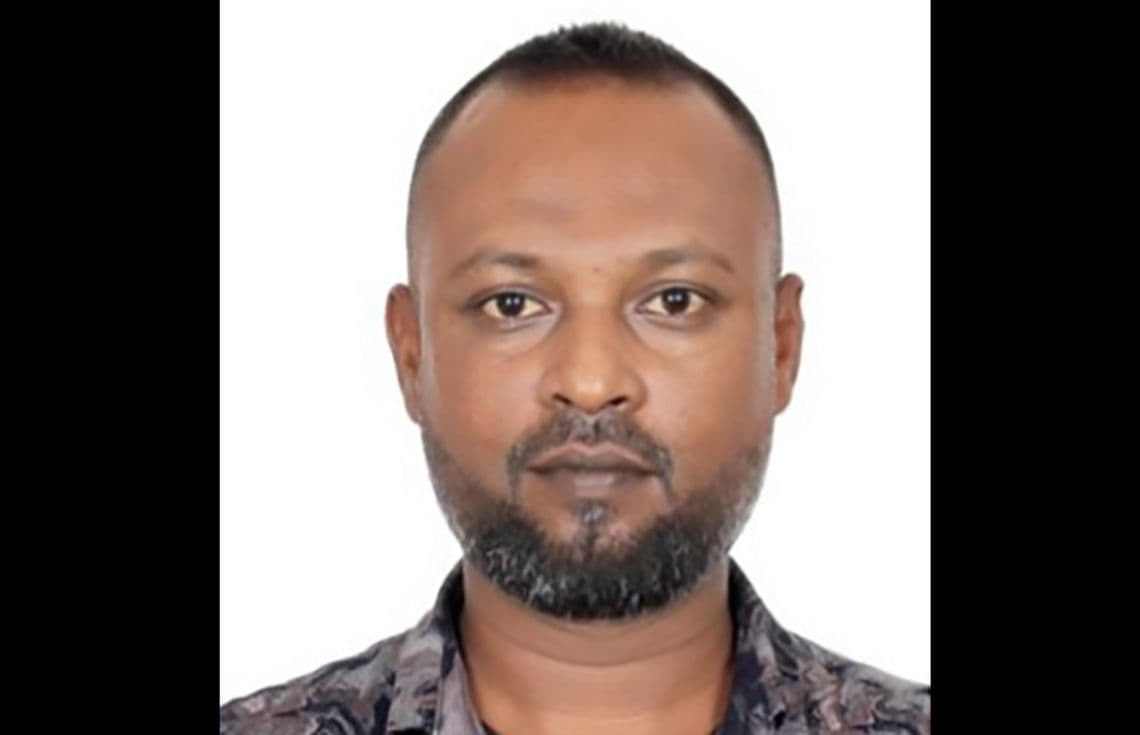ގެއްލިގެން ހޯދި އަބްދުﷲ ޝިހާދު: އޭނާ ދިޔައީ ރާއްޖެއިން ބޭރަށް. މިހާރު ހުރީ މަސްތުވާތަކެތި އެތެރެކުރި ކަމުގެ ތުހުމަތުގައި ދިވެހި ފުލުހުންގެ ބެލުމުގެ ދަށުގައި.