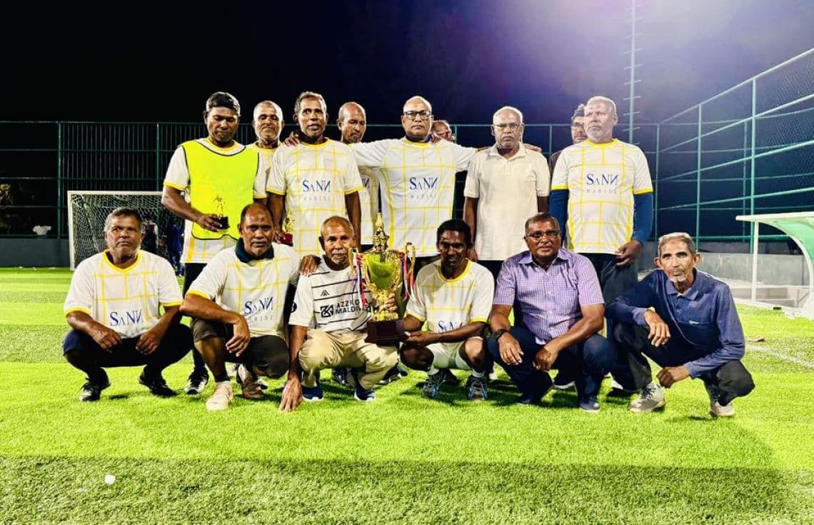 ލެޖެންޑަރީ މެޗްގައި ބައްދަލުކުރި ދެއްވަދޫ ފުރަތަމަ ލެޖެންޑް ޓީމް ތައްޓާއެކު. އެޓީމުން އޭގެ ފަހުން އުފެދުނު ލެޖެންޑުން ބަލިކުރީ 1-0 ލަނޑުން. / ފޮޓޯ ދެއްވަދޫ ކައުންސިލް އިދާރާ.