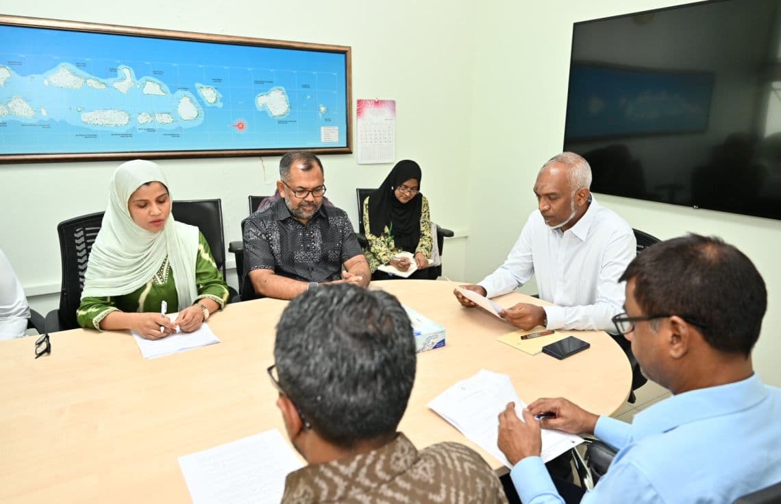 ތެލެސީމިއާ ސެންޓަރުގެ މަސައްކަތްތައް ހަރުދަނާކުރުމާ ގުޅޭގޮތުން ދާއިރާގެ އިސްވެރިންނާއެކު ރައީސް ބޭއްވި ބައްދަލުކުރެއްވުން. / ފޮޓޯ: ރައީސް އޮފީސް