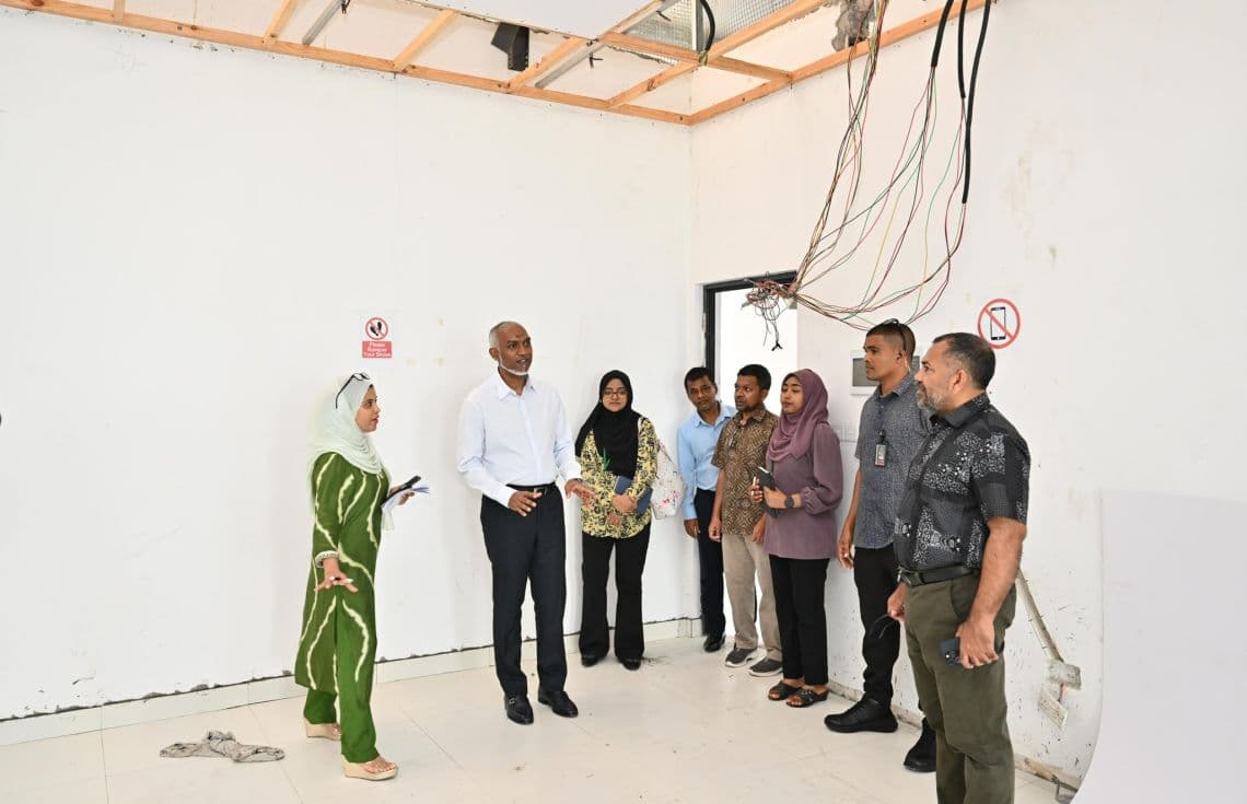 އޮރެންޖް ބިލްޑިންގ އަށް ތެލެސީމިއާ ސެންޓަރު ބަދަލުކުރުމުގެ މަސައްކަތް ކުރިއަށްދާގޮތް ބެއްލެވުމަށް ރައީސް އެތަނަށް ޒިޔާރަތްކުރެއްވުން. / ފޮޓޯ: ރައީސް އޮފީސް