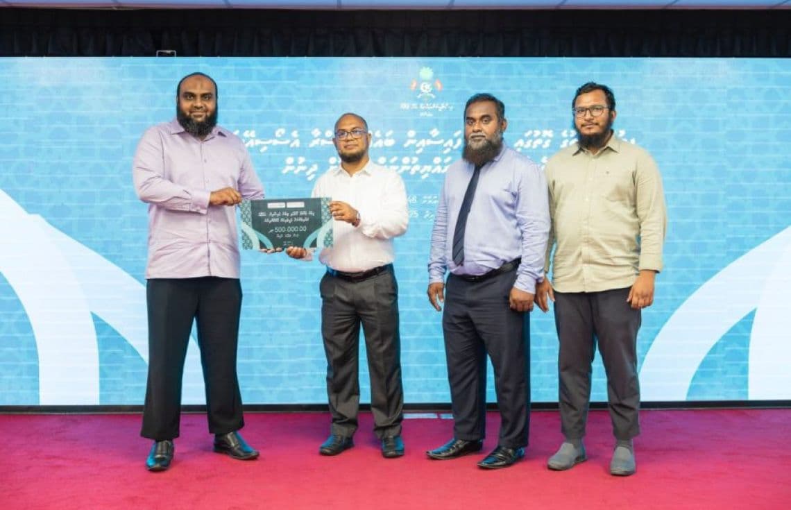 ފިޠުރު ޒަކާތުގެ ގޮތުގައި ލިބުނު ފައިސާގެ ތެރެއިން 500،000 ރުފިޔާ ޣައްޒާގެ ކުޑަކުދިންނަށް ހަދިޔާކުރުމަށް އިސްލާމިކް މިނިސްޓްރީން، އިސްރާ އެސޯސިއޭޝަނާ ހަވާލުކުރުން. / ފޮޓޯ: ޒަކާތު ހައުސް