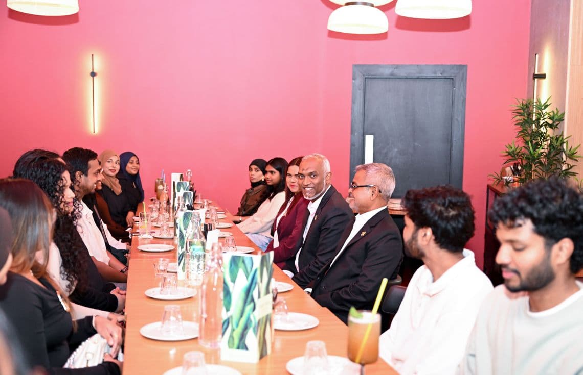 ލިވަޕޫލްގައި ކިޔަވާ ދަރިވަރުންނާ ރައީސް ބައްދަލުކުރެެއްވުން. / ފޮޓޯ: ރައީސް އޮފީސް