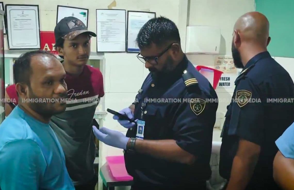 އިމިގްރޭޝަން އޮފިސަރުން ބިދޭސީންނާ ސުވާލުކުރަނީ / ފޮޓޯ: މޯލްޑިވްސް އިމިގްރޭޝަން