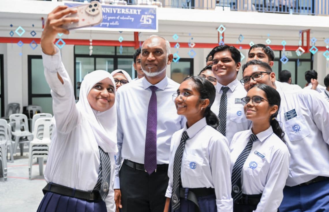 ރައީސް ދަރިވަރުން ތަކަކާއި އެއްކޮށް ސެލްޕީއެއް ނަގަނީ/ ފޮޓޯ: ރައީސް އޮފީސް