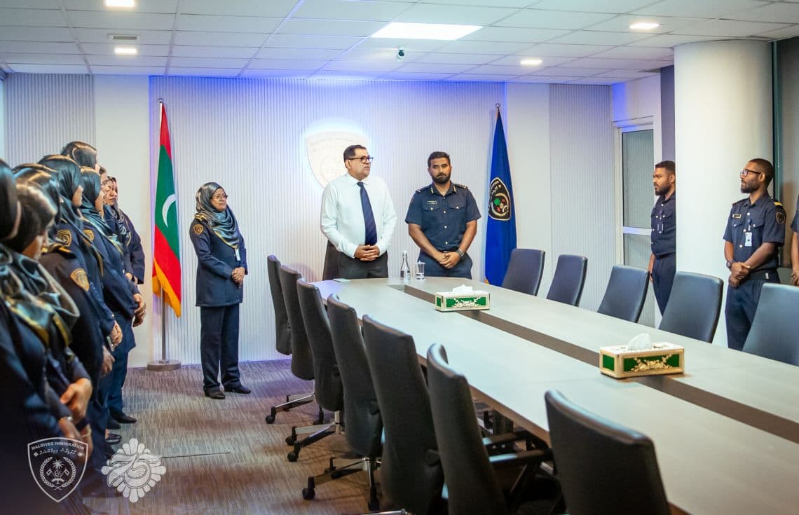 އިމިގްރޭޝަންގެ އާ ކޮންޓްރޯލަރު އެތަނުގެ މުވައްޒަފުންނާ ބައްދަލުކުރައްވަނީ / ފޮޓޯ: އިމިގްރޭޝަން