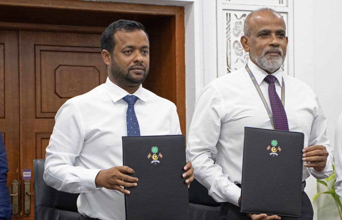 އައްޑޫ ލިންކު ރޯޑު އަލުން ހަދައި ތަރައްޤީކުރުމުގެ މަސައްކަތް އާރުޑީސީއާ ހަވާލުކުރުމަށް ބޭއްވި ރަސްމިއްޔާތު / ފޮޓޯ: ކޮންސްޓްރަކްޝަން މިނިސްޓްރީ