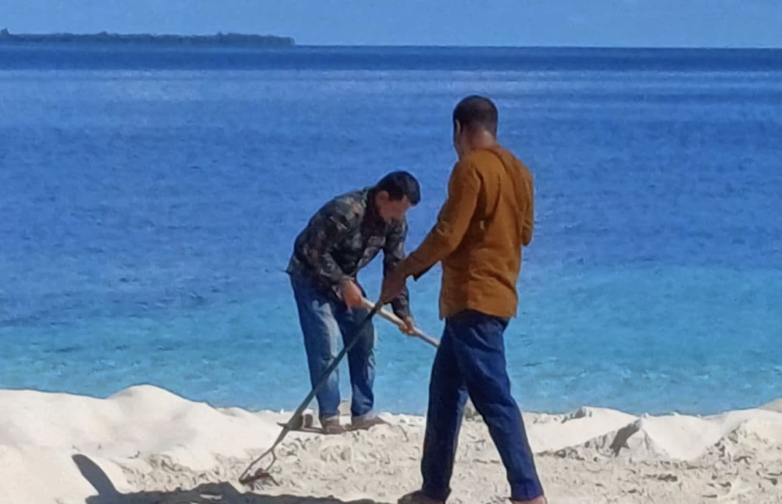 ދ. އުއްދޫގައި ޕަބްލިކް ވޯކްސް މިނިސްޓްރީގެ މުވައްޒަފުން މަސައްކަތް ކުރަނީ / ފޮޓޯ: ޕަބްލިކް ވޯކްސް މިނިސްޓްރީ