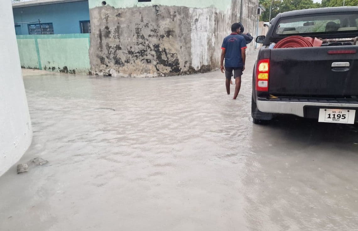 ފޮނަދޫގައި ފެން ހިންދުމަށް އެމްްއެންޑީއެފް އިން އެހީތެރިކަން ފޯރުކޮށްދެނީ. / ފޮޓޯ: އެމްއެންޑީއެފް