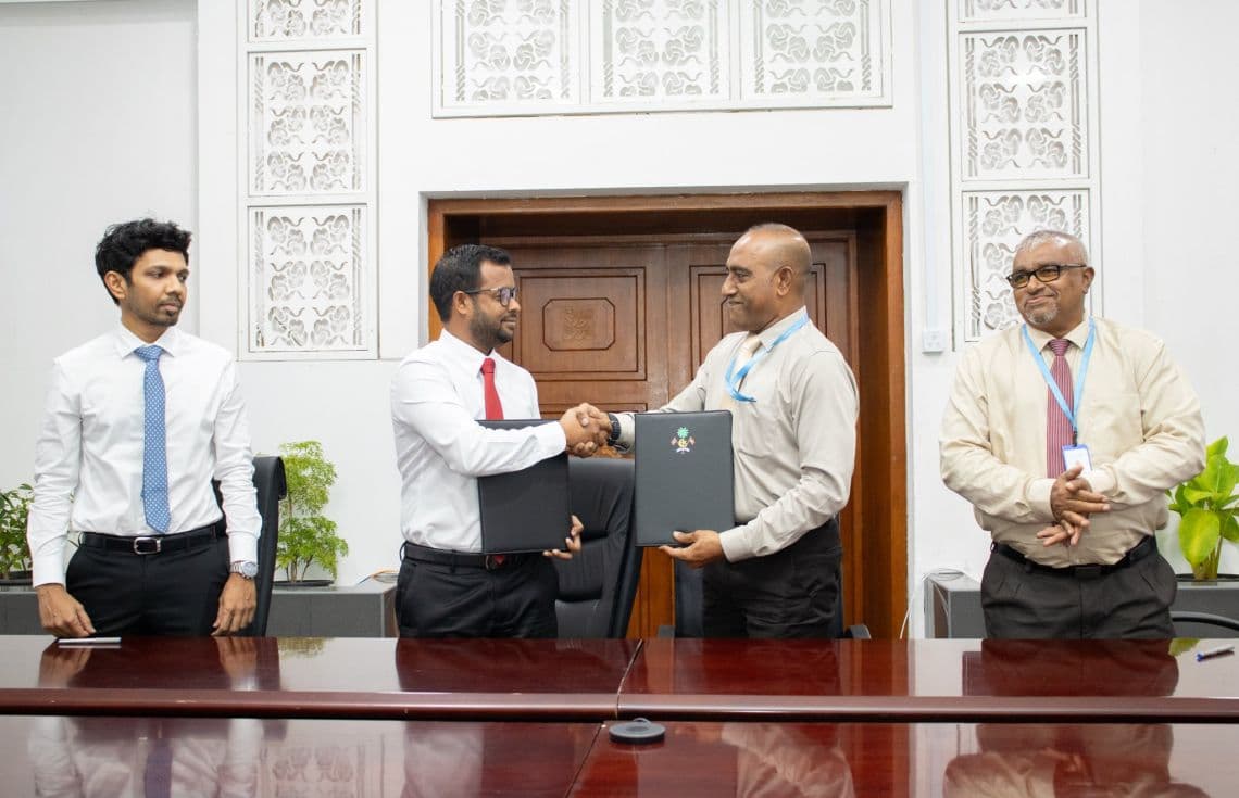 ބޮޑުތަކުރުފާނު މަގުގެ މަސައްކަތް އެމްޓީސީސީއާ ހަވާލުކުރުމަށް ބޭއްވި ރަސްމިއްޔާތު / ފޮޓޯ: ކޮންސްޓްރަކްޝަން މިނިސްޓްރީ