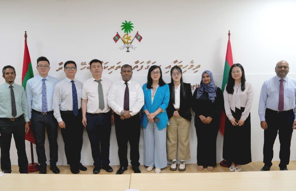 ޗައިނާގެ ވަދުފުގެ ބޭފުޅުންނާއެކު މިނިސްޓްރީގެ އިސްބޭފުޅުން. / ފޮޓޯ: ދިވެހިބަހުގެ މިނިސްޓްރީ