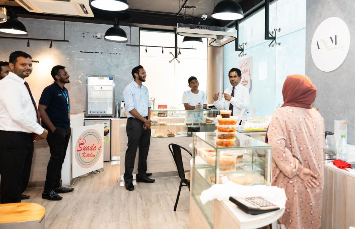 އެސްއެމްއީ ހަބް ކުދި ވިޔަފާރިތައް ހިންގާ މީހުންނާ މިނިސްޓަރު ސައީދު ބައްދަލުކުރެއްވުން. / ފޮޓޯ: އިކޮނޮމިކް މިނިސްޓްރީ